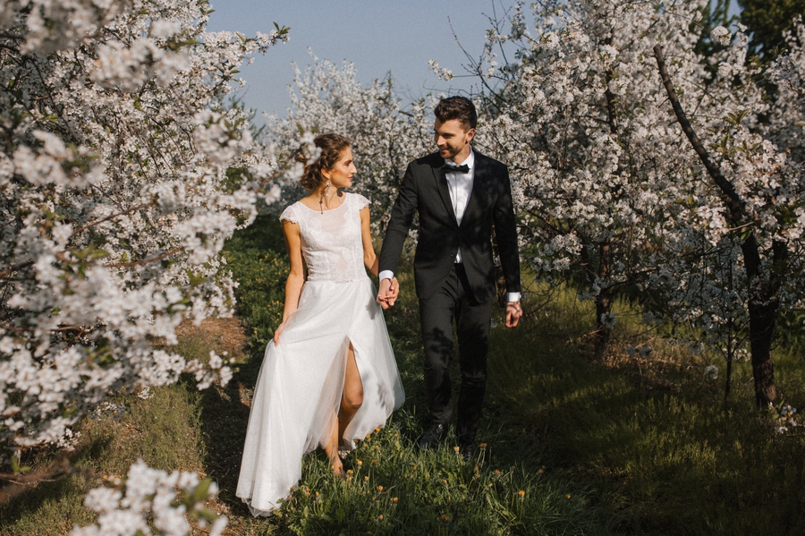 Wiosenna sesja ślubna w kwitnącym sadzie - Kraków